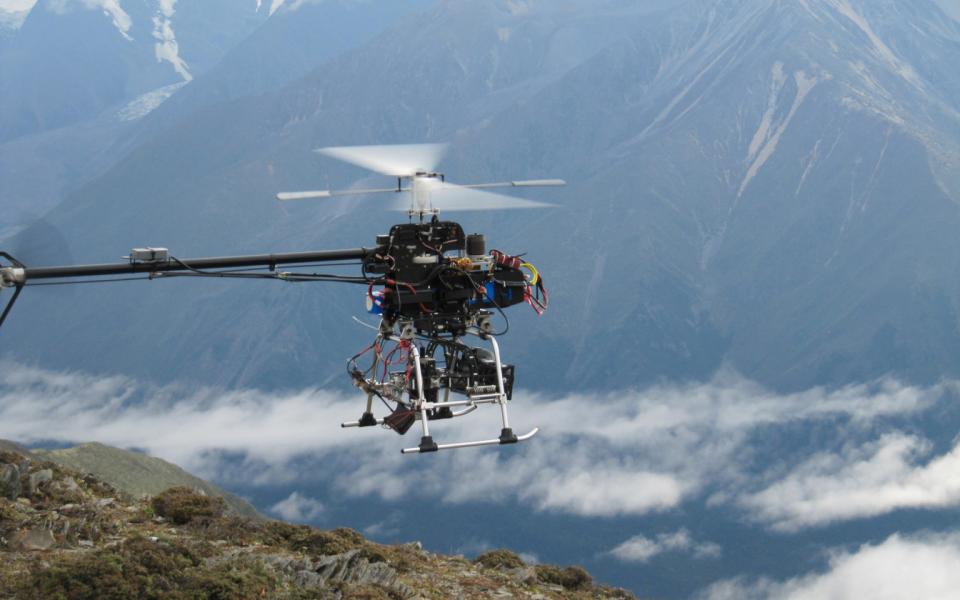 无人直升机在雅鲁藏布大峡谷上面盘旋