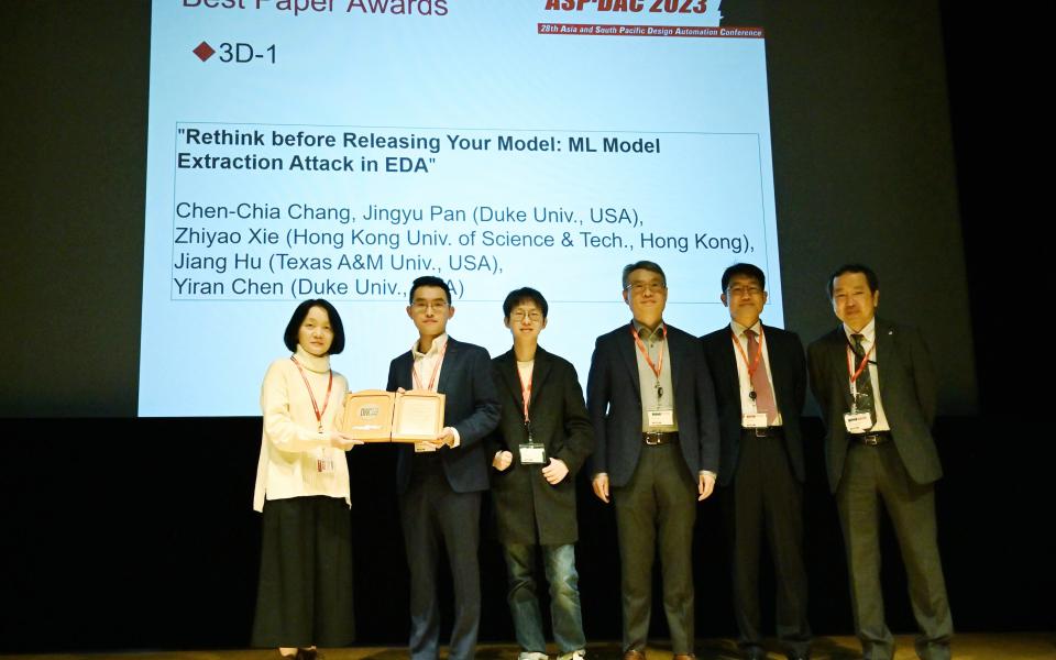 亚洲及南太平洋设计自动化会议于2023年1月在东京举行，谢教授（左三）与其论文合著者在会上获授「最佳论文奖」。