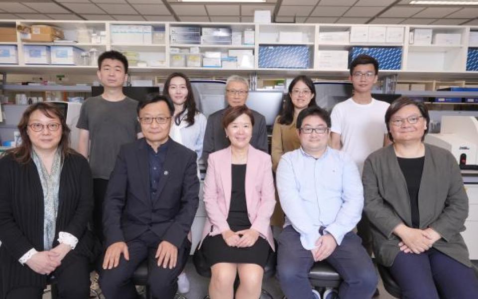 HKUST President Prof. Nancy IP (center, front row), Director of HKUST’s Big Data Institute Prof. CHEN Lei (second left, front row), HKUST Division of Life Science Research Professor Prof. Amy FU (first right, front row), Hong Kong Center for Neurodegenerative Diseases (HKCeND) Chief Scientific Officer Dr. Fanny IP (first left, front row) and the first author of the research paper Prof. Fred ZHOU Xiaopu (second right, front row) take a group photo with other members of the research team.