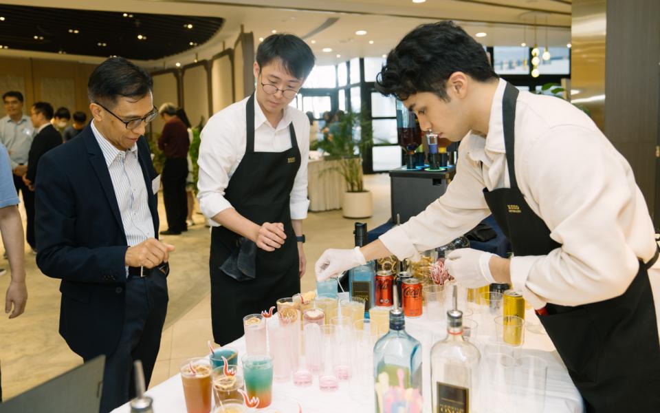 Guests were served cocktails crafted by the SENG alumni-owned XOXO Beverages’ automated cocktail machine, the first of its kind in Hong Kong.
