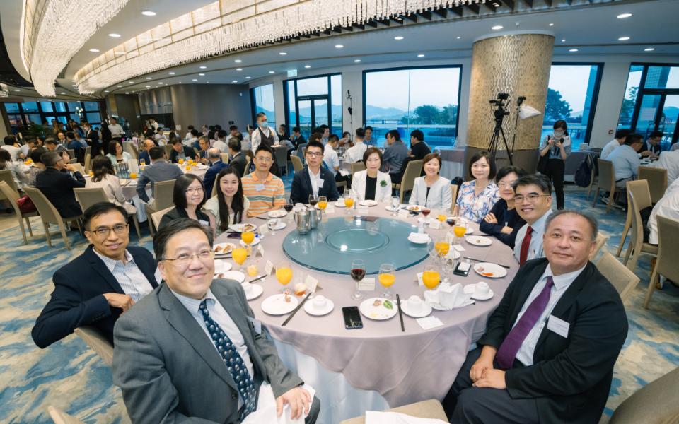 中學校長、副校長和老師們齊聚香港科技大學工學院院長獎學金頒獎典禮。