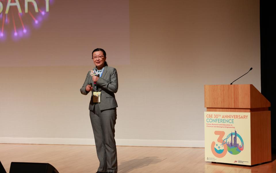 新加坡国立大学常务副校长（研究与科技）刘斌教授作大会报告，分享她对「透过AIEgen创新加快生物医学研究」的看法。