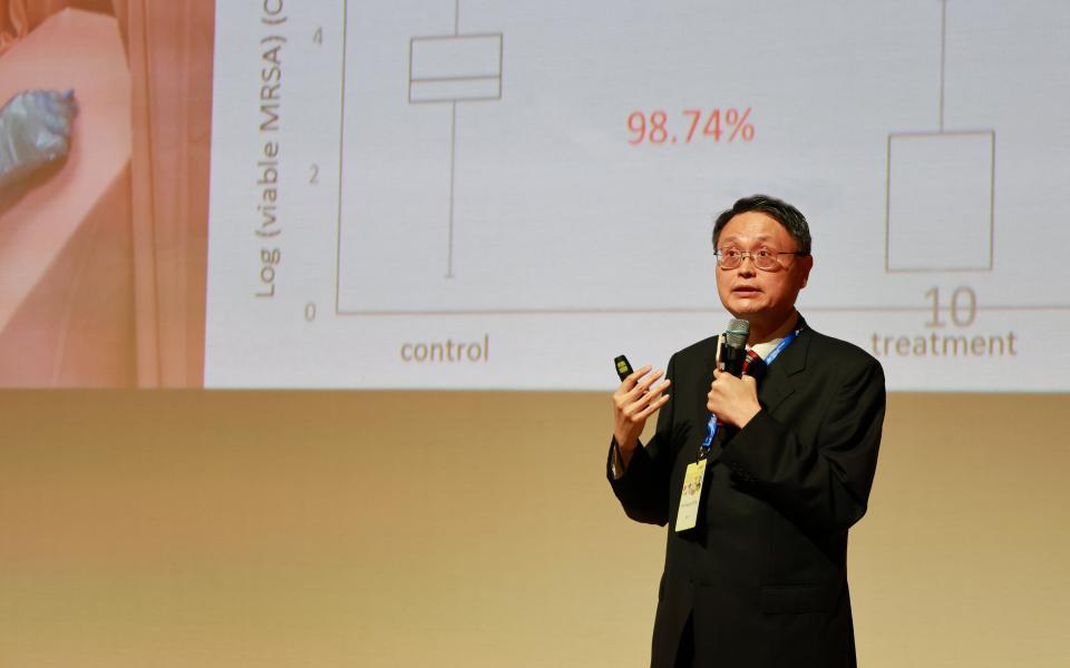 Prof. Yeung King-Lun, Professor of Chemical and Biological Engineering at HKUST, gave a plenary presentation on “Smart Technologies for a Sustainable and Healthier Living Environment”.