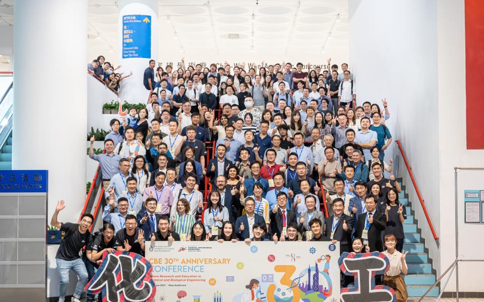 The dinner concluded with a group photo at the atrium.