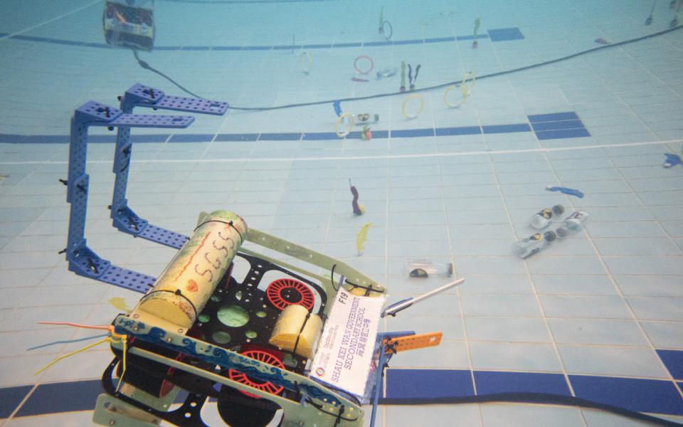 參賽隊伍以手動控制水底機械人完成多項水底任務。