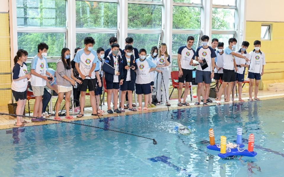 The joint school competition in the final provided a good opportunity for students to engage in cross-school collaboration by grouping three school teams to work together to complete a series of missions.