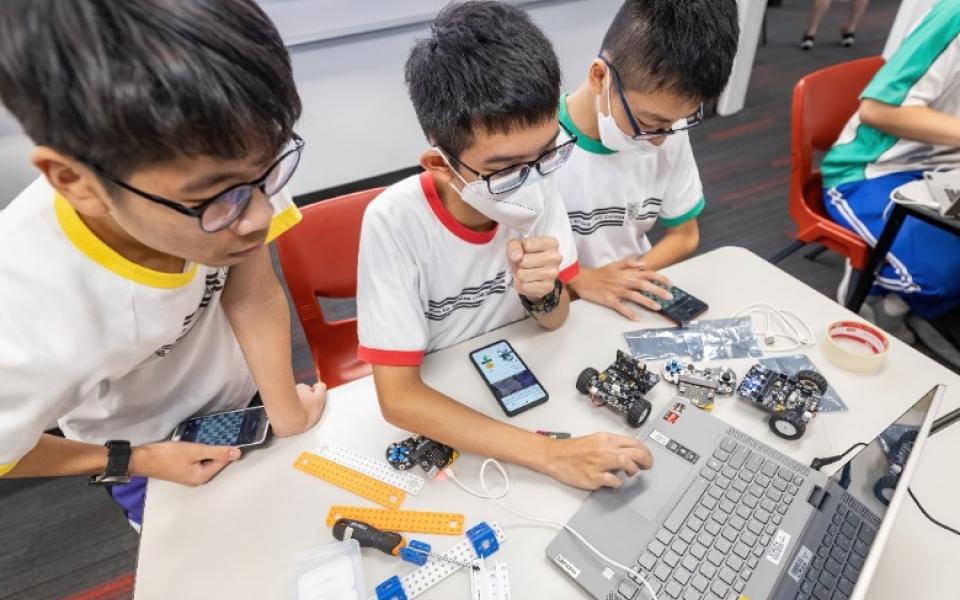 Students learned to program a robot using Micro:bit.