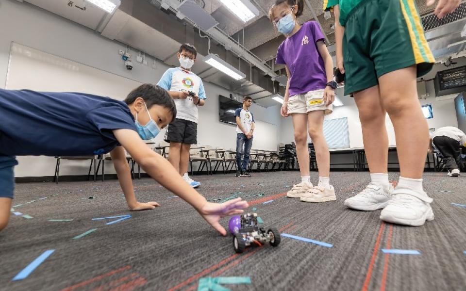 Students tested their Micro:bit robot to transport props in a designated route.