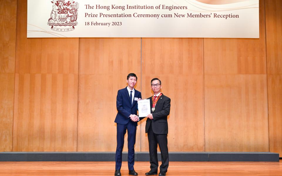 Eugene Cheung Hon (left) was presented the scholarship by Ir. Aaron Bok Kwok-Ming (right), HKIE President for Session 2022/23.