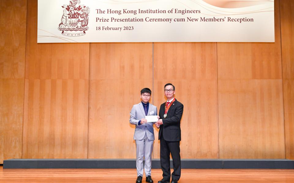 Law Cheuk-Him (left) was presented the scholarship by Ir. Aaron Bok Kwok-Ming (right), HKIE President for Session 2022/23.