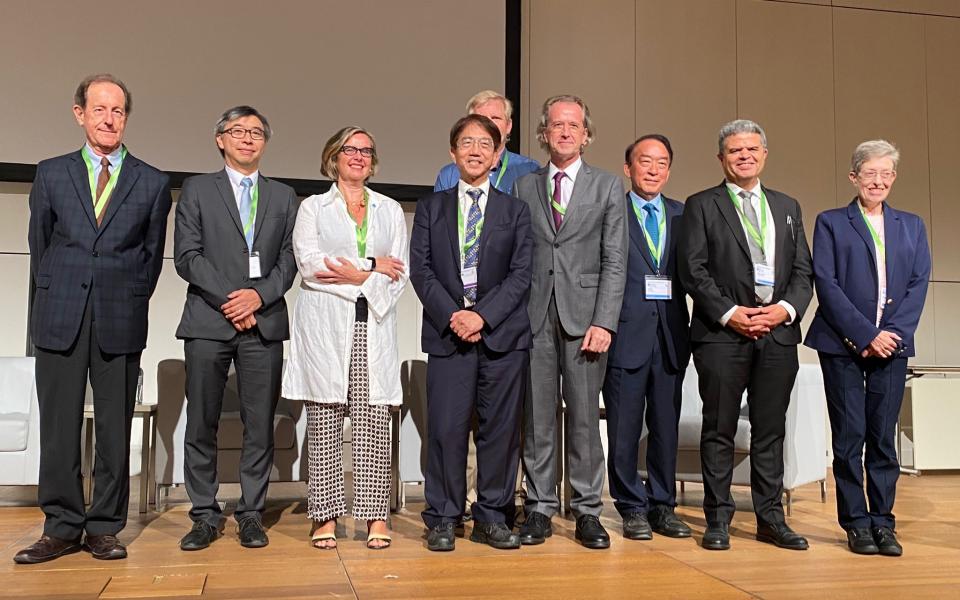 招捷達教授（右二）和其他IAHR領導團隊的卸任及新任成員於第40屆國際水利與環境工程學會大會上合影。