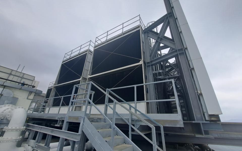A central cooling plant lies on the roof of the second floor near Lift 3. 