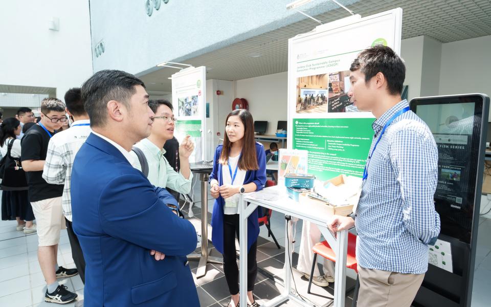 Jockey Club Sustainable Campus Consumer Programme team also demonstrated the water saving showerheads and reusable meal boxes lending program with vending machines.