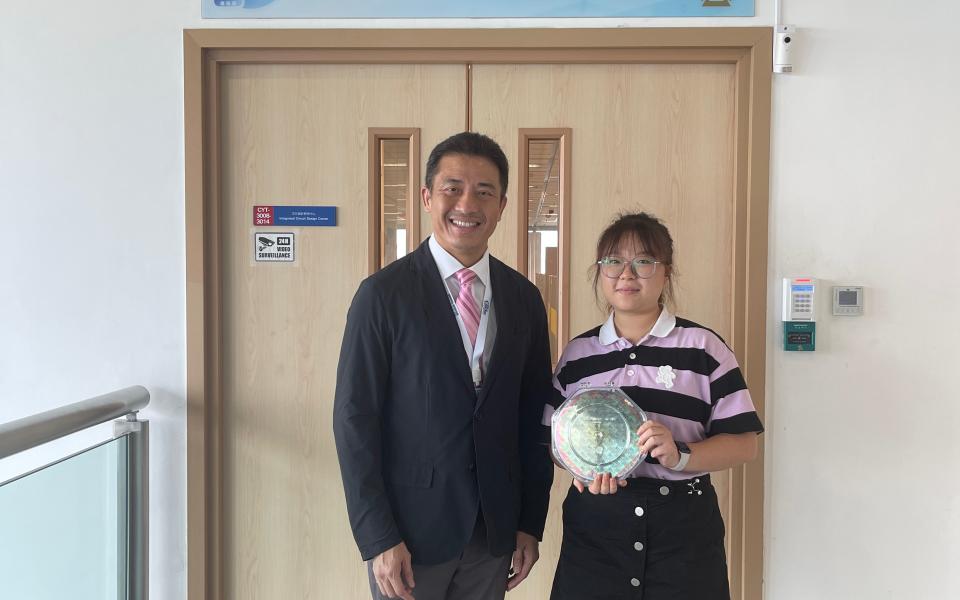 Sarah (right) is deeply intrigued by the research conducted by her supervisor, Prof. Patrick Yue (left) on millimeter-wave communication and high-speed wireline communication IC design. They took a photo in front of the Integrated Circuit Design Center at HKUST.