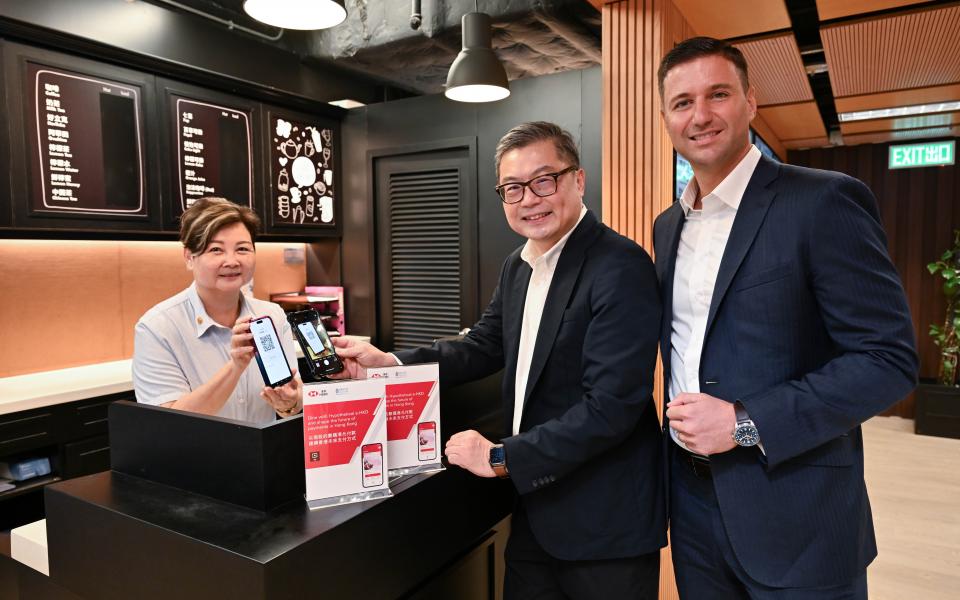 Pictured here are Prof. TAM Kar Yan, Dean of HKUST Business School (middle) and Bojan Obradović, Chief Digital Officer Hong Kong, HSBC at one of the participating canteens of Hypothetical e-HKD pilot in HKUST.