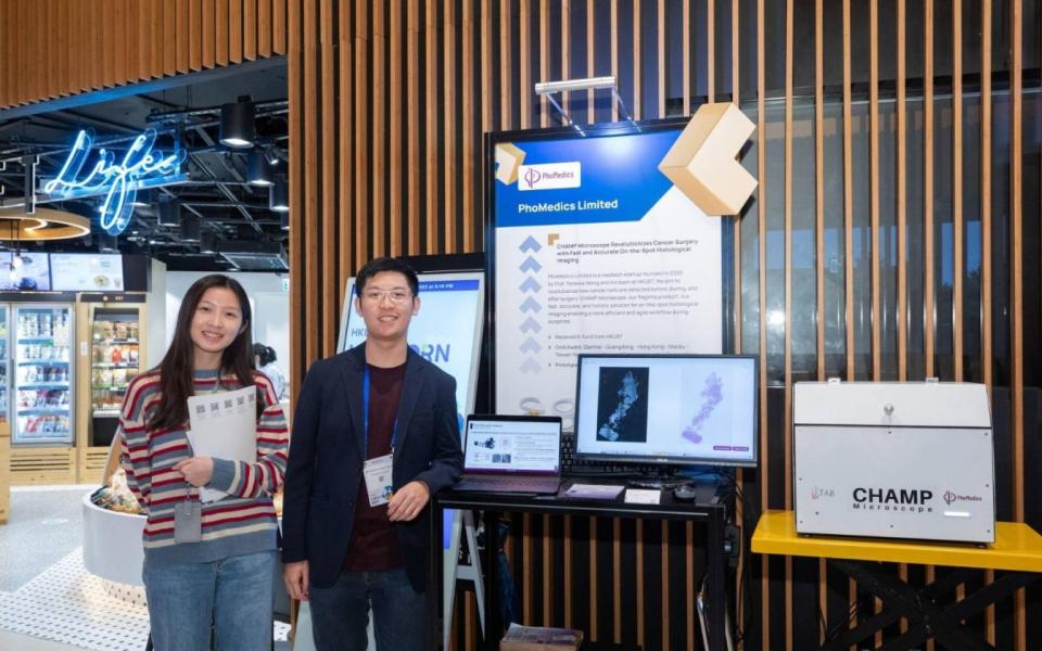 MPhil student Lauren Tsui (left) and PhD student Victor Tsang, both co-founders of PhoMedics, at HKUST Unicorn Day 2023