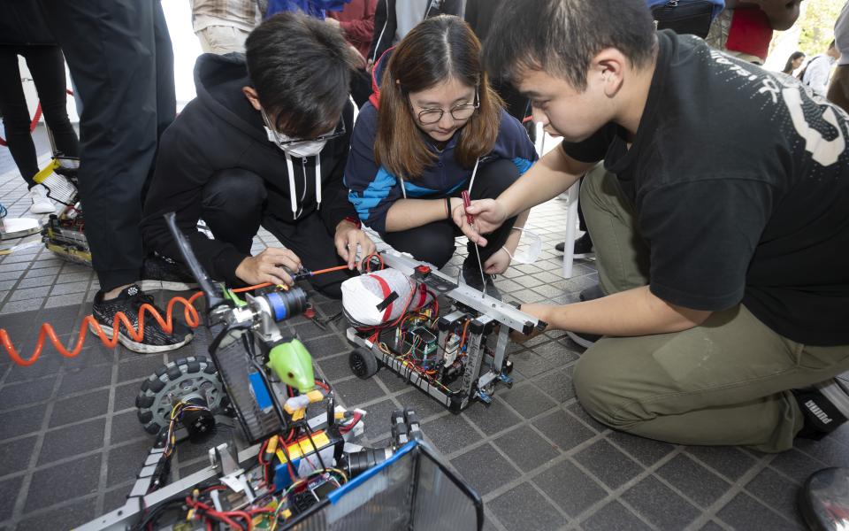 Before the contest, both teams were given one-minute preparation time to place their robots and set up.