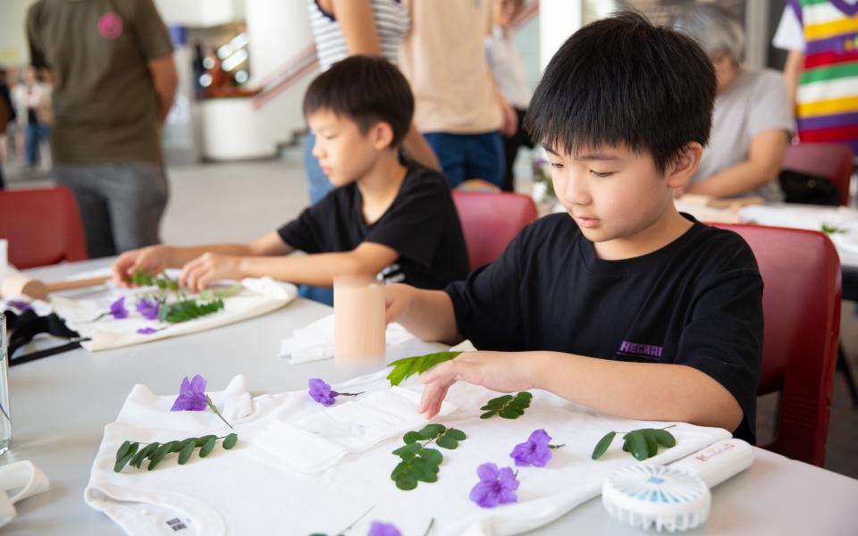 Plant pounding workshop for tote bags