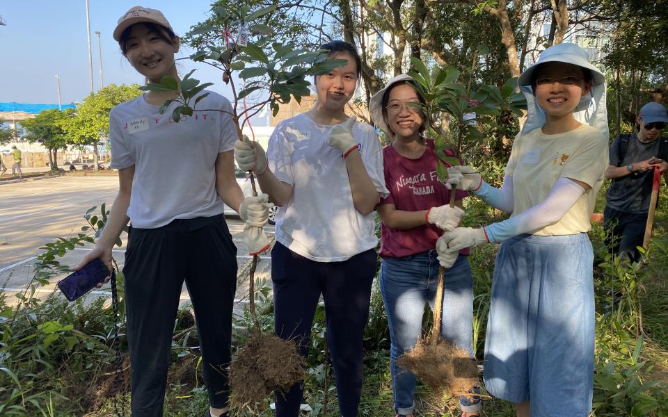  The group walked to the Chinese Garden to transplant the rescued saplings using the Miyawaki method, renowned for ecological restoration and afforestation. 