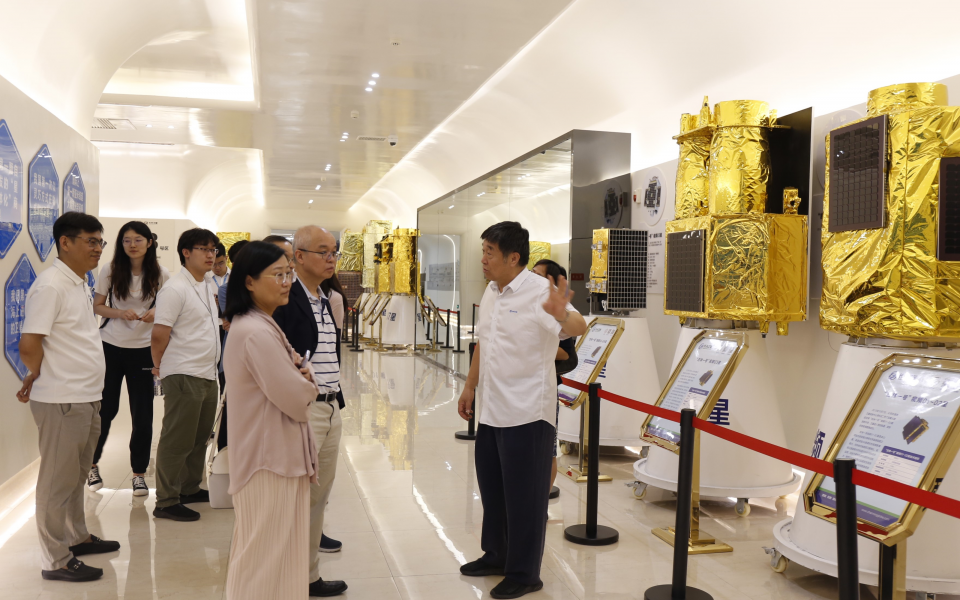 Prof. Su Hui (first, front row) and Prof. Wang Yang, HKUST Vice-President for Institutional Advancement, (second, front row) receive a briefing on Chang Guang’s remote sensing technology.