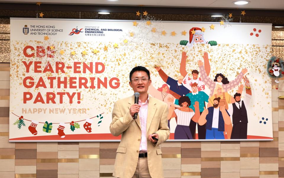 Prof. Minhua SHAO, Head of Chemical and Biological Engineering, deliver his welcoming remarks at the CBE Year-End Party on December 20.