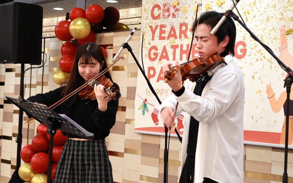 PhD students Yican Qiu and Minjee Park, from Prof. Minhua Shao's group, presented a violin solo and duo that captivated the audience.