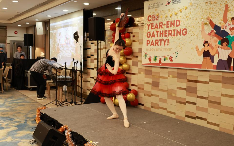 Song Jiayu, a postdoctoral researcher from Prof. King Lun Yeung's group, wowed the audience with her stunning ballet performance.