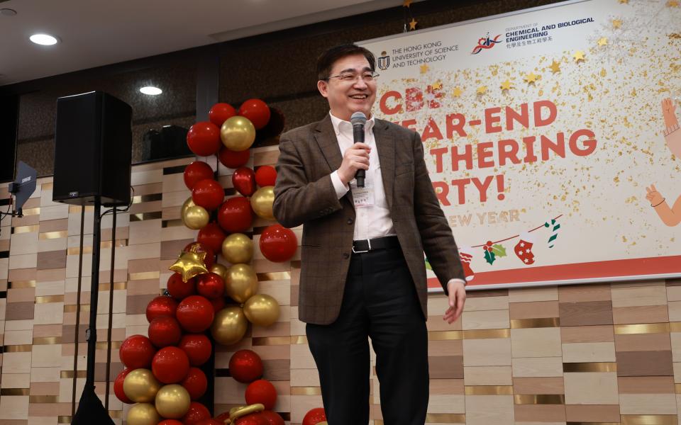 Prof. Guohua CHEN addressed the audience at the CBE Year-End Party on December 20.