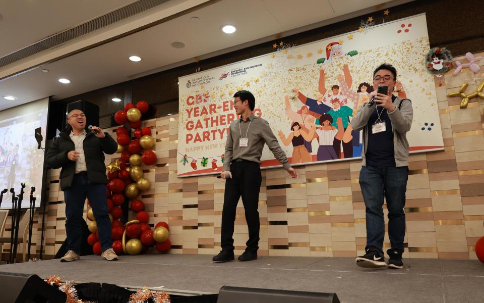 Prof. Hanyu Gao, Prof. Terence Wong, and Prof. Frank LAM of CBE took to the stage to sing a song that amazed the audience.