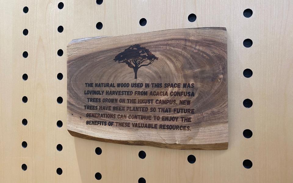 The plaque pays tribute to the origin of the wood which originates from the much-loved mature Acacia confusa tree grove from the site of the new Martin Ka Shing Lee Innovation Building. 