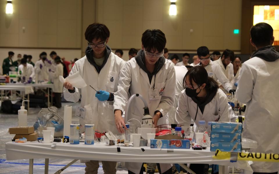 The HKUST Chem-E-Car Team implemented a system of thermoelectric generators as the core of their car’s power source, a novel approach that is critical to their success in the competition.