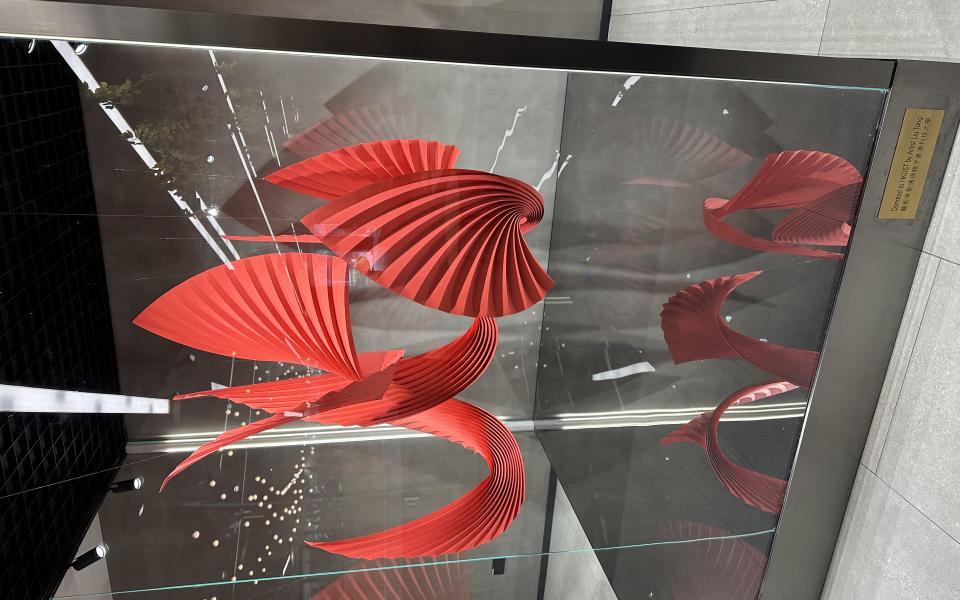 HKUST sundial “Red Bird” origami artwork by acclaimed origami artist and HKUST(GZ)’s Prof. Liu Tong 