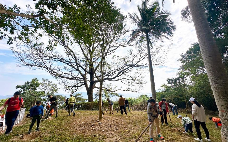 The Sustainability/Net-Zero Office organized a tree planting event along with HKUST Alumni on 13 January