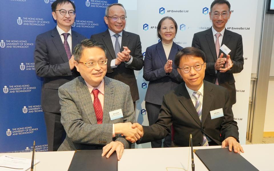 Prof. YEUNG King-Lun from the Department of Chemical and Biological Engineering and Division of Environment and Sustainability at HKUST (front left) and Dr. Pat YEUNG, Director of APEL (front right), sign the memorandum on the establishment of the Joint Lab under the witnesses of Under Secretary Miss. Diane WONG (back row, second right) , Prof. Tim CHENG (back row, second left), Mr. Jackin JIM, Chairman of Yee Hop (back row, first right), and Dr. David CHUNG (back row, first left).