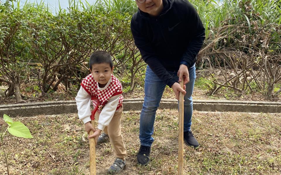 Graduate Ethan Wang Yachao shared that participating in the tree planting activity with my son was profoundly rewarding.