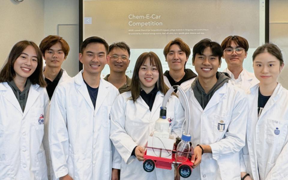 The HKUST Chem-E-Car Team “Chemical Turkey” with their supervisor Prof. Luo Zhengtang. (From left: Chloe Hui Ka-Ching, Timothy So Kwok-To, Eagle Tsang Cheuk-Yin, Prof. Luo Zhengtang, Jacqualine Ip Chi-In, Eric Yang Jeonghyun, Aaron Wong Hoi-Chung, Gordon Chan King-Him, and Tina Leung Ching-Ting)