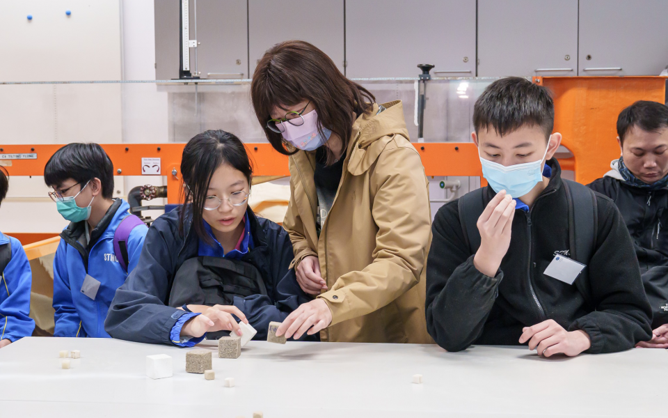 参加者在土木及环境工程学系实验室探索利用3D打印技术制造的砖块。