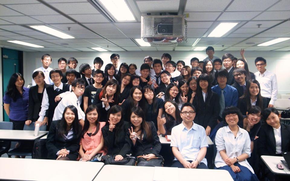 Dr. Louis Lam (first row in front, second right) and his class of Year 3 chemical engineering undergraduate students in 2012 at HKUST when he was Visiting Assistant Professor.