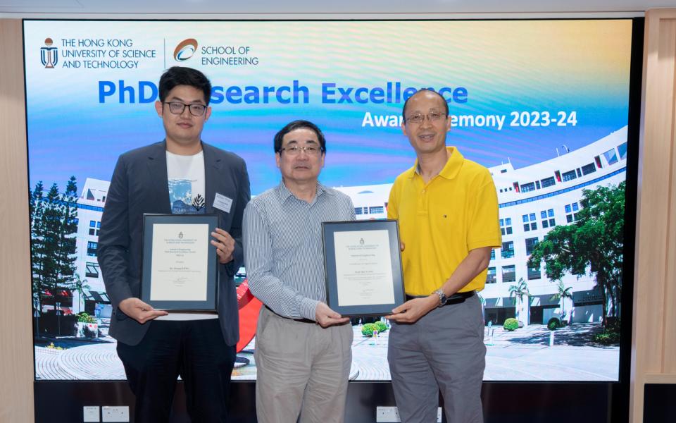 (From left) Finalist Dr. Feng Siyuan, a 2023 PhD graduate from the Department of Civil and Environmental Engineering (CIVL), and his PhD advisor Prof. Yang Hai, Chair Professor of CIVL, were presented with a certificate by Prof. Li Zhigang, Chair of the Engineering Research Committee.