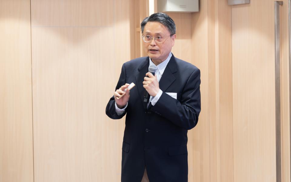 Prof. Yeung King-Lun delivered a presentation in the topic of “Sustainable Green Technologies for a Healthy Living Environment”.