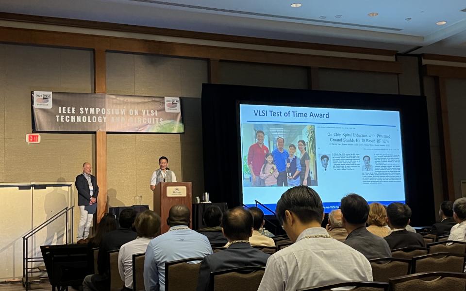 Prof. Patrick Yue expressed his gratitude to former PhD advisor Prof. S. Simon Wong upon receiving the Test of Time Award at the 2024 IEEE Symposium on VLSI Technology and Circuits, held in Honolulu, Hawaii on June 16-20, 2024.