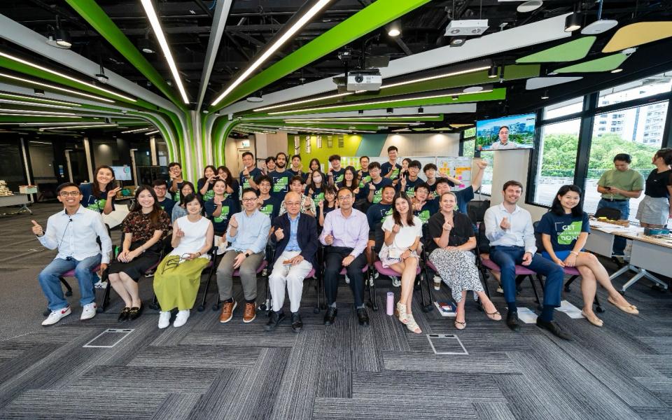 Participants, judge panelists and HKUST executive representatives at the Awarding Ceremony.