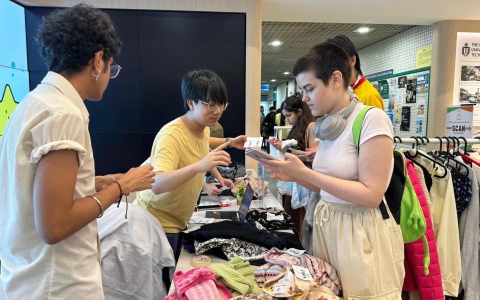 11 HKUST students took part in JCSCCP’s Sustainability Leadership Programme and learned about issues of overproduction and overconsumption in the clothing industry. 