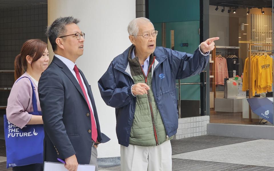 Prof. Woo, pointing to the hill near the campus’ north entrance, shared that the hill was artificially made back then to block outsiders’ view of the planned British military camp, which later became the site of the HKUST campus.