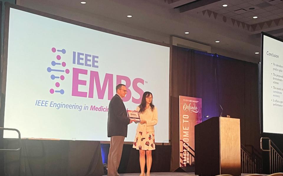 Prof. Wang Yiwen was presented with a certificate by IEEE EMBC 2024 Program Co-chair Prof. Kevin Otto, in appreciation of her contribution as a keynote speaker.