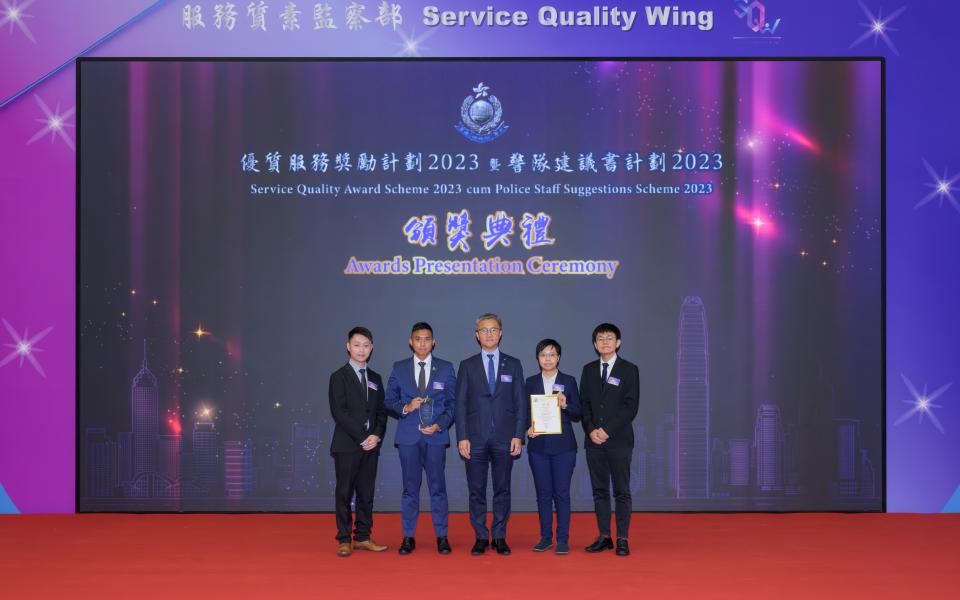 The research team, represented by Dr. Ng Ka-Fai (first right), Senior Research Engineer and PhD alumnus of the Department of Civil and Environmental Engineering, received a Gold Award in the Service Quality Award Scheme 2023 of the Hong Kong Police Force on September 11, 2024.