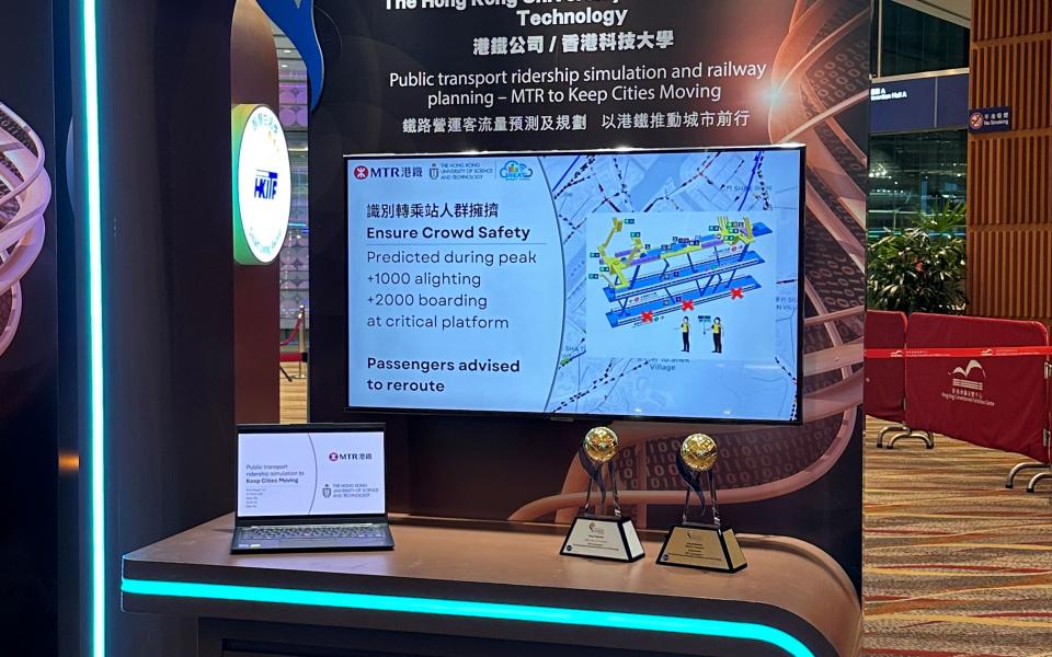 The Joint Laboratory showcased its award-winning innovative solution at the “Hong Kong Information and Communications Technology Awards 2024”, utilizing a dynamic simulation digital twin model to predict changes in passenger flow by simulating different scenarios. 