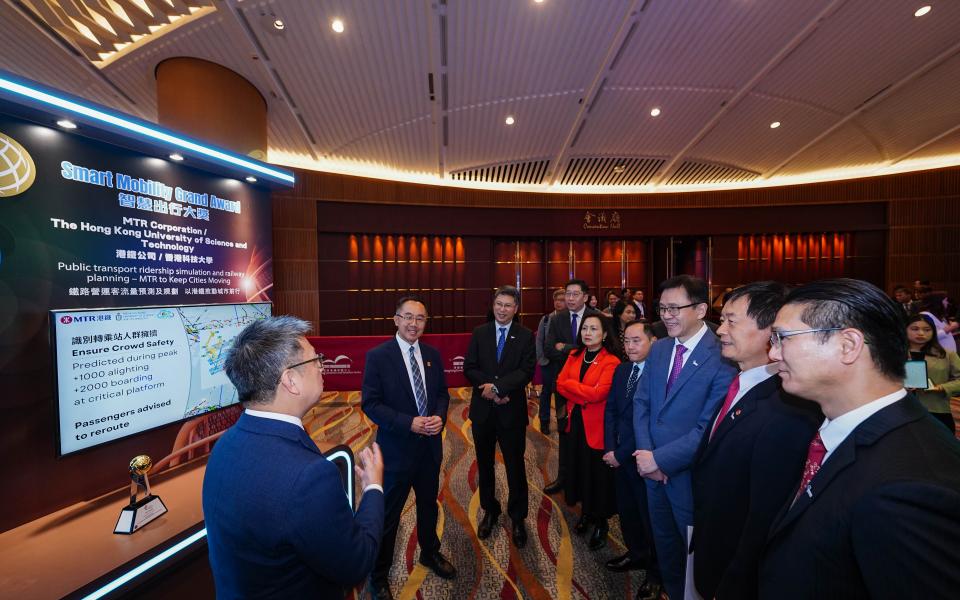 The Joint Laboratory showcased its award-winning innovative solution at the “Hong Kong Information and Communications Technology Awards 2024”, utilizing a dynamic simulation digital twin model to predict changes in passenger flow by simulating different scenarios. 