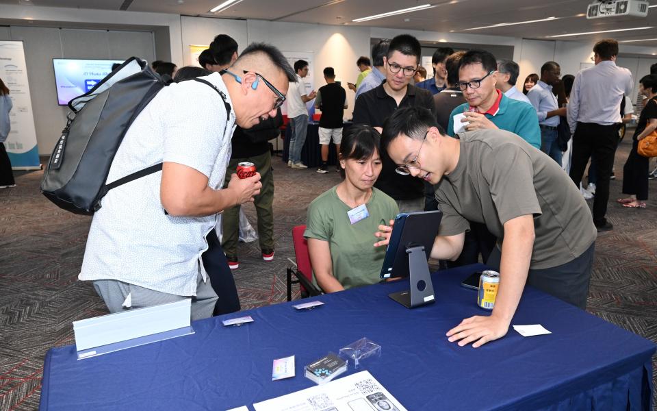 Alumni had the opportunity to interact with the start-up and enterprise teams, learn about their projects, and explore potential collaborations.