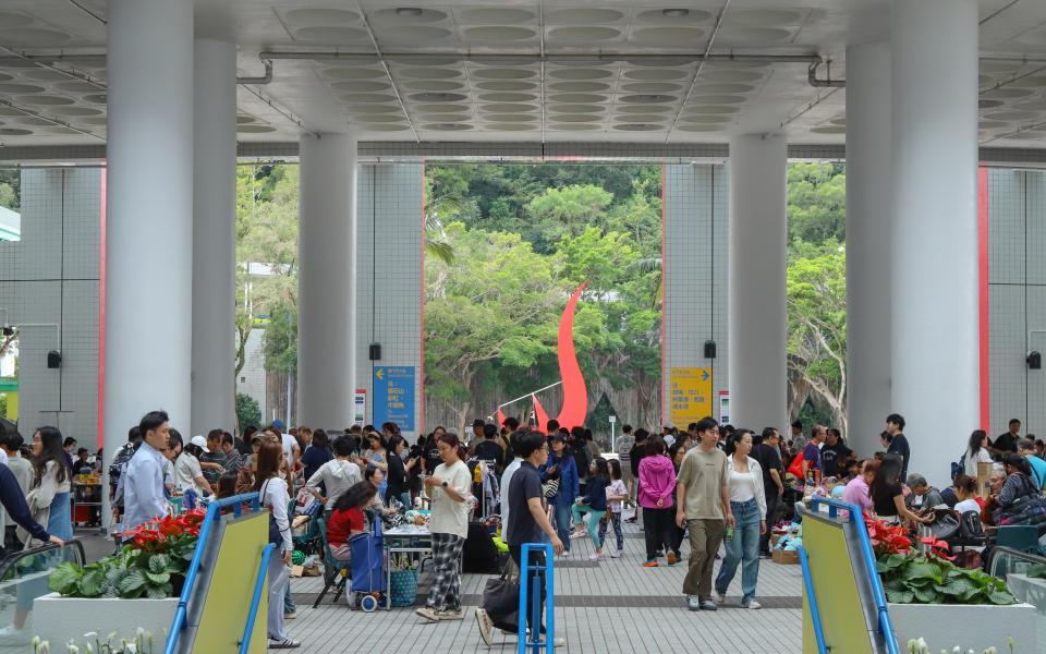 The Atrium offered an inviting space for students and staff to rejuvenate their pre-loved items, including clothing, bags, books, toys, household goods, and handmade gifts and crafts.